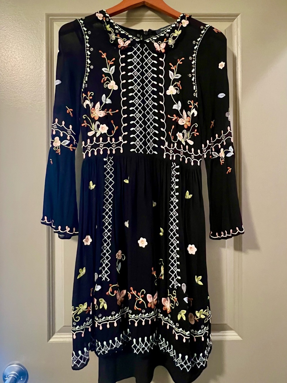 ✨ French Connection Embroidered Dress – Size 4 (Like New)